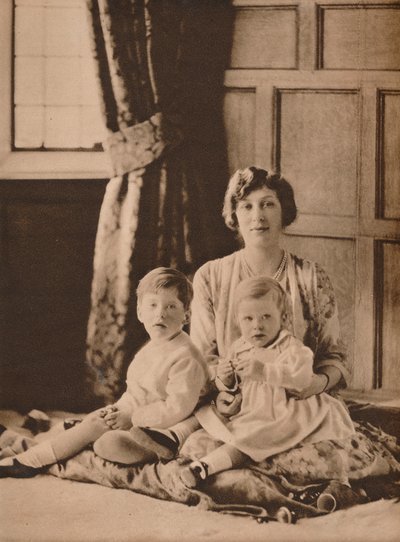 Prinsessa Mary, varakreivitär Lascelles kahden poikansa, Geraldin ja Georgen, kanssa, 1926 1935 tekijältä Unbekannt