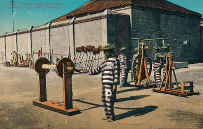 Vangit valmistavat hamppuköyttä Bilibidin vankilassa, Manilassa, Filippiineillä, 1900 tekijältä Unbekannt