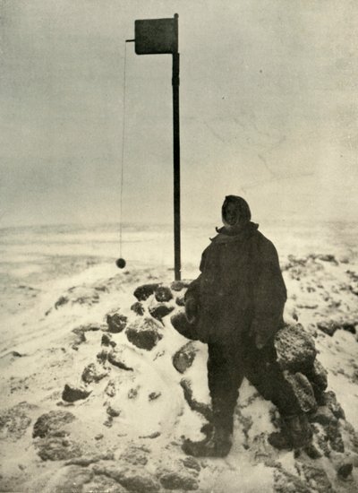 Professori David seisoo Mawsonin tuulimittarilla, c1908, 1909. tekijältä Unbekannt