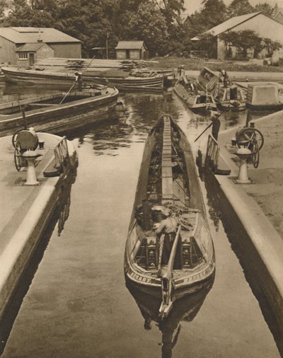 Apinaveneen työntäminen sulun läpi Brentfordissa, vuodelta 1935. tekijältä Unbekannt