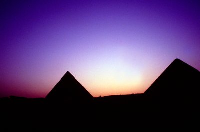 Gizan pyramidit, Egypti, auringonlaskun aikaan, 2500-luvulla eaa tekijältä Unbekannt