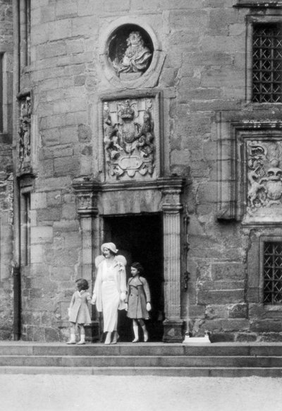 Kuningatar Elisabet prinsessat Elizabethin ja Margaret Rosen kanssa, Glamis Castle, Skotlanti, 1937 tekijältä Unbekannt