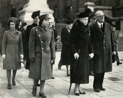 Kuningatar Maria, prinsessa Elizabeth, prinsessa Margaret..., aselepopäivä, 1945, 1951. tekijältä Unbekannt