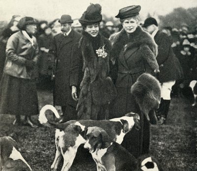 Queen Mary ja Queen Alexandra Länsi-Norfolk Huntin kokouksessa vuonna 1920, 1951. tekijältä Unbekannt