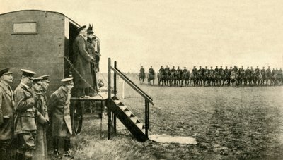Teckin kuningatar Mary vierailee sotilaiden luona Aldershotissa Hampshiressa, ensimmäinen maailmansota, 1915, 1920. tekijältä Unbekannt