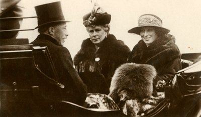Kuningatar Mary prinsessa Royalin ja varakreivi Lascellesin kanssa, 1923. tekijältä Unbekannt