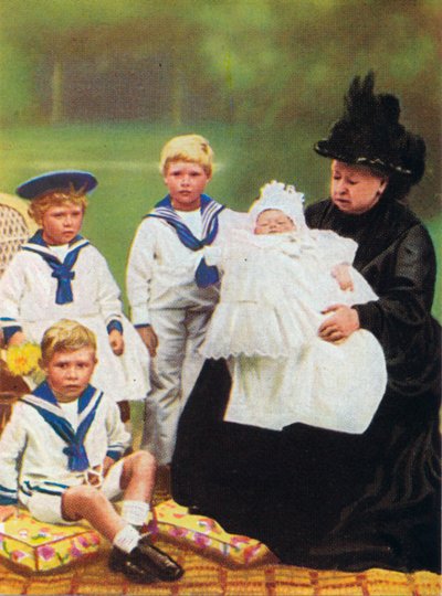 Kuningatar Victoria 1819-1901 kuvassa joidenkin lastenlastenlastensa kanssa Osborne House on the Isissä tekijältä Unbekannt
