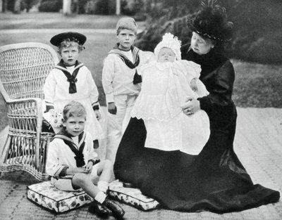Kuningatar Victoria lastenlastenlastensa kanssa Osborne Housessa, Isle of Wight, 1900 tekijältä Unbekannt