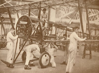 RAF-oppilaita takilamassa lentokonetta teknisessä koulussa, Halton, Buckinghamshire, 1927 tekijältä Unbekannt