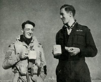 RAF:n henkilökunta nauttimassa kupillista teetä, Malta, toinen maailmansota, 1942 1944. tekijältä Unbekannt