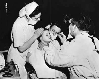Radiumhoito nenätulehduksen parantamiseksi, Ranska, c1947-1951 tekijältä Unbekannt