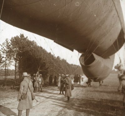 Havaintoilmapallon nostaminen, Somme, Pohjois-Ranska, 1916 tekijältä Unbekannt