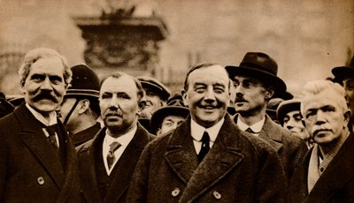 Ramsay Macdonald, ensimmäinen työväenpuolueen Britannian pääministeri, poistumassa Buckinghamin palatsista pyydettyään tekijältä Unbekannt