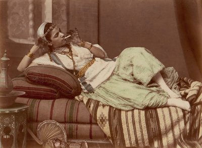 Makaava nainen tupakoi, 1870-90. tekijältä Unbekannt