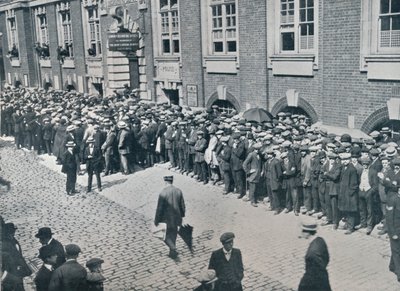 Rekrytoijia odottamassa Lontoon keskustan rekrytointikeskuksen ulkopuolella, 1914 tekijältä Unbekannt