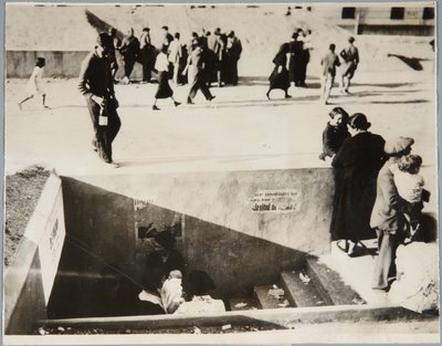 Red Air Raid Shelters auttaa torjumaan punaisia ilmahyökkäyksiä, Castellón tekijältä Unbekannt