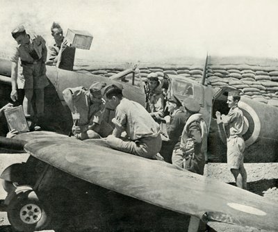Spitfire-hävittäjien tankkaus ja aseistaminen, Malta, toinen maailmansota, 1942 1944. tekijältä Unbekannt