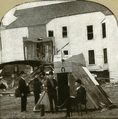 Pakolaisleiri, entinen asunto raunioina taustalla. Tämä on maanjäristystyö, 1906. tekijältä Unbekannt