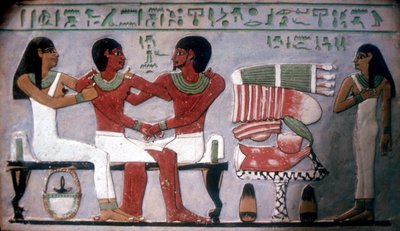 Relief Imn-Hatista, joka istuu vaimonsa ja poikansa kanssa uhrin edessä, Thebes, n. 2050-c1786 eaa. tekijältä Unbekannt