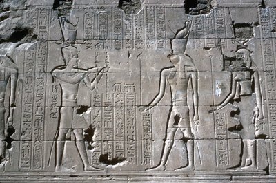 Faraon helpotus ennen Horusta, Horuksen temppeli, Edfu, Egypti, Ptolemaios-kausi, n. 251 eKr.-c246 eKr. tekijältä Unbekannt