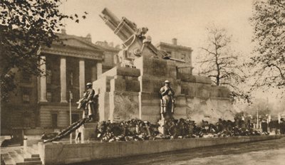 Suuria kiistoja aiheuttaneen 9 tuuman haupitsin esitys kivessä, vuodelta 1935. tekijältä Unbekannt