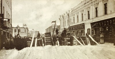 Vallankumoukselliset barrikadit Seleznevskaja-kadulla, Moskova, Venäjä, kansannousun aikana vuonna 1905 tekijältä Unbekannt