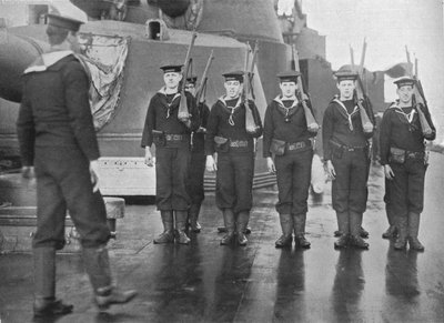 Kivääriharjoitus brittiläisessä taistelulaivassa, 1915 tekijältä Unbekannt