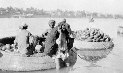 Meloneja täynnä oleva jokivene, Tigris River, 1917-1919 tekijältä Unbekannt