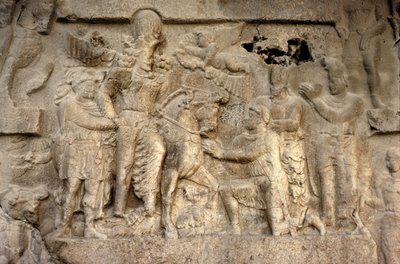 Kallioreliefi, joka kuvaa Sassanian kuningasta Shapur I:tä (241-72), Rooman keisari Valerianusta (n. 240-260) ja persialaisia kenraaleja, 3. vuosisadalla (kivi) tekijältä Unbekannt