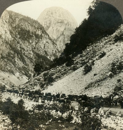 Rocky Jordalsnut 3620 jalkaa tien varrelta täynnä turistien kärryjä, Norja, c1905. tekijältä Unbekannt