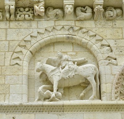Romaaninen taide: yksityiskohta julkisivusta, joka kuvaa Hugues de Surgeresia ja Geoffroy de Vendomea tai keisari Konstantinus I Suurta, jonka hevosen jalka polkisi harhaoppia ja pahan ja kuoleman voittajaa, Notre Dame (Notre-Dame) de Surgeres (17700) tekijältä Unbekannt