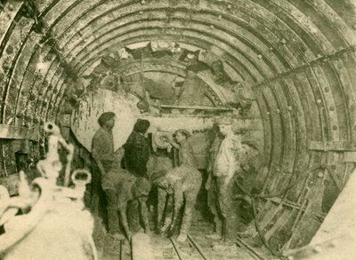 Pyörivä leikkuri työssä kaupungin ja Etelä-Lontoon rautatien laajennetussa putkessa, n. 1930. tekijältä Unbekannt