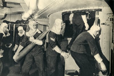 Kuninkaallinen merijalkaväki käsittelee ammuksia HMS Illustriousissa, World War II, c1939-c1943 1944. tekijältä Unbekannt