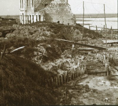 Raunioitunut rakennus ja juoksuhaudot rannikolla, c1914-c1918 tekijältä Unbekannt