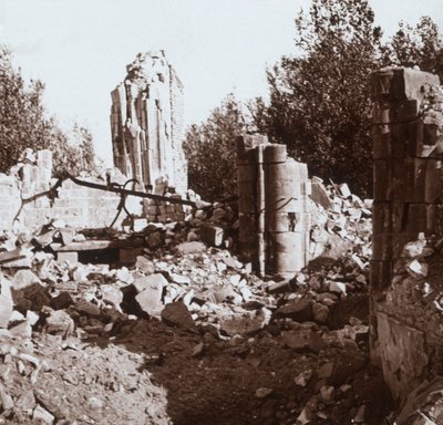 Raunioitu linna, Pinon, Pohjois-Ranska, c1914-c1918 tekijältä Unbekannt