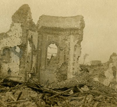 Rauniokirkko, Commbles, Pohjois-Ranska, c1914-c1918 tekijältä Unbekannt