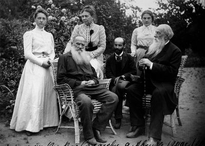 Venäläinen kirjailija Leo Tolstoi vierailijoiden kanssa, Jasnaja Poljana, Venäjä, 1800-luvun loppu tai 1900-luvun alku tekijältä Unbekannt
