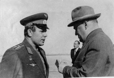 Venäläinen kosmonautti Juri Gagarin ja rakettiinsinööri Sergei Koroljov, 1961 tekijältä Unbekannt