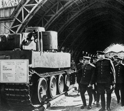 Venäläiset kenraalit tarkastamassa vangittujen saksalaisten aseiden näyttelyä, Venäjä, 1943 tekijältä Unbekannt