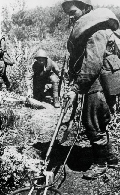 Venäjän sotilaat raivaamassa miinoja Minskin länsipuolella, 1944 tekijältä Unbekannt
