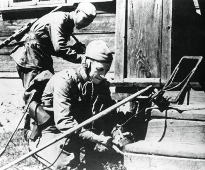 Venäläissotilaat miinanpaljastimilla raivaamassa loukkuun jäävää taloa, itärintama, 1944 tekijältä Unbekannt