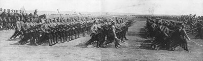 Venäjän joukot kulkueessa Ranskan presidentin Raymond Poincaresin Venäjän-vierailun aikana 22. heinäkuuta 1914. tekijältä Unbekannt