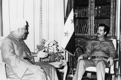 Saddam Hussein kokouksessa Irakissa, 1986 tekijältä Unbekannt