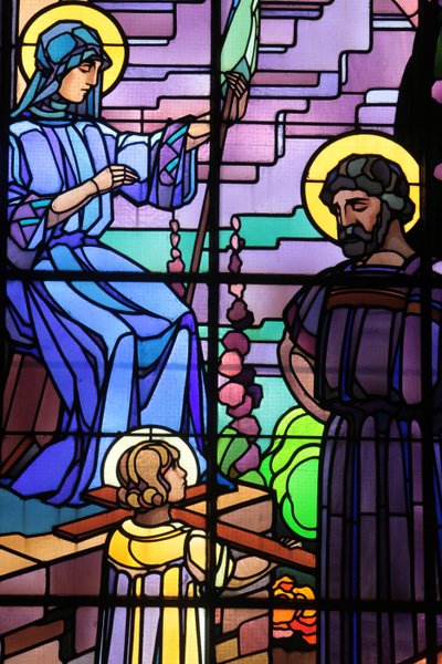 Saint-Joseph de Chedden kirkko. Pyhän perheen lasimaalaus, Raphael Lardeur., Chedde France tekijältä Unbekannt