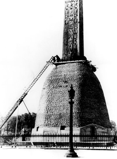 Hiekkasäkit suojaavat egyptiläisen obeliskin pohjaa, Saksan miehittämä Pariisi, 1940 tekijältä Unbekannt