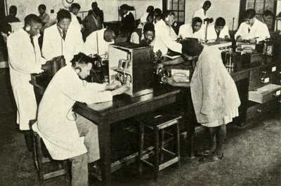 Scenes in a Native College - Opiskelijat fysiikan laboratoriossa, c1948. tekijältä Unbekannt