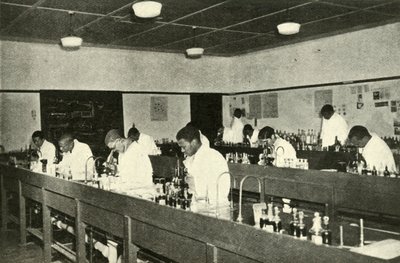 Kohtauksia Native Collegessa - Bakteriologian opiskelijat Fort Hare Native Collegessa Alice in C:ssä tekijältä Unbekannt