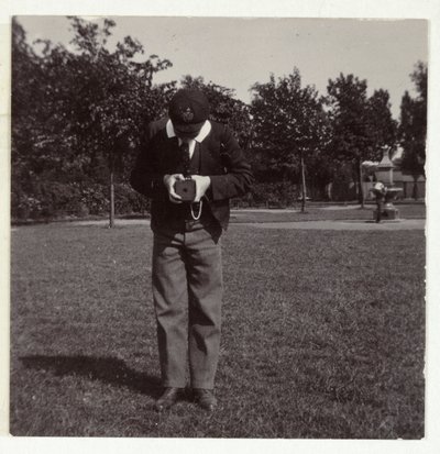 Koulupoika valokuvaamassa, n. 1905 tekijältä Unbekannt