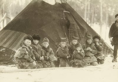 Ruotsi. Lapin lapset teltan edessä. Noin 1900 tekijältä Unbekannt