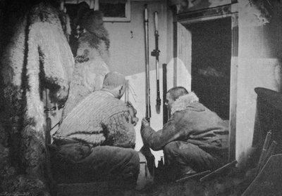 Scott-Hansen ja Johansen tarkastamassa barometreja, 1893-1896, 1897 tekijältä Unbekannt